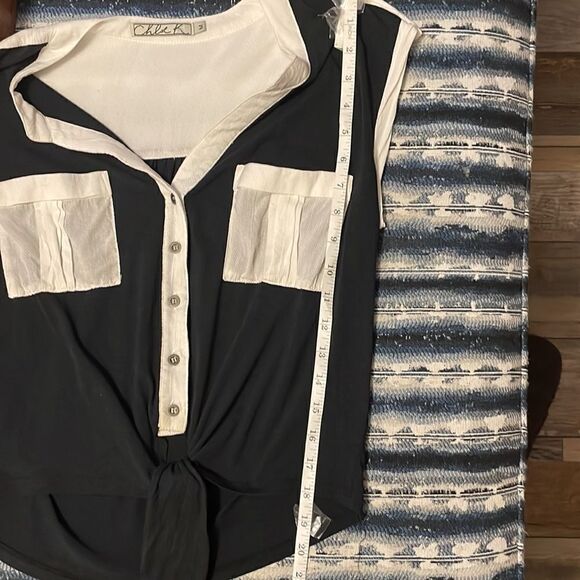 Chloe K cute, black & white crop top with front tie size M - Picture 6 of 7